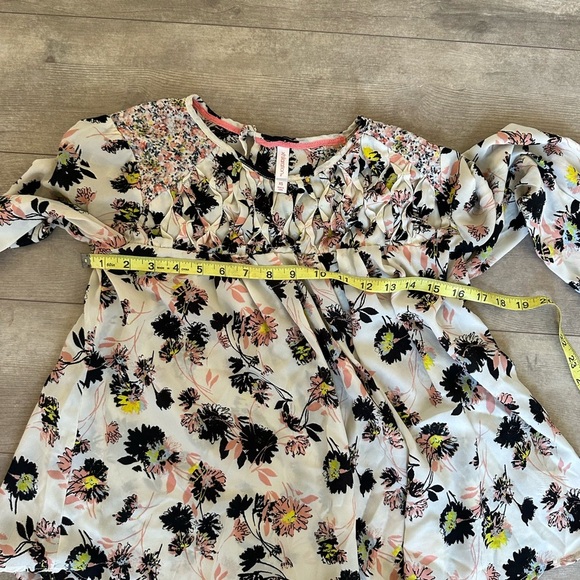 Xhilaration Women’s Floral Flowy Rustic Blouse XS EUC
Polyester - Picture 7 of 7